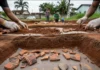 Escavação em área residencial de Parintins encontra cerâmicas Pocó-Açutuba de mais de três mil anos e ferramentas para produzir adornos indígenas Escavação em área residencial de Parintins encontra cerâmicas Pocó-Açutuba de mais de três mil anos e ferramentas para produzir adornos indígenas