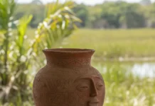 Comunidade Javaé encontra urna funerária na Ilha do Bananal e pesquisadores iniciam estudos que podem revelar práticas de povos antigos do Tocantins Comunidade Javaé encontra urna funerária na Ilha do Bananal e pesquisadores iniciam estudos que podem revelar práticas de povos antigos do Tocantins