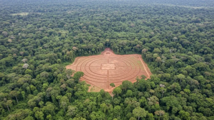 Sobrevoos no Acre revelam 396 geoglifos sob a floresta e elevam para 432 as estruturas conhecidas no sul da Amazônia Sobrevoos no Acre revelam 396 geoglifos sob a floresta e elevam para 432 as estruturas conhecidas no sul da Amazônia