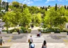 Estacionamento de estação de trem vai perder asfalto e carros para dar lugar a jardim que absorve água da chuva e ajuda a refrescar o entorno Jardim de chuva no lugar do estacionamento da estação de Grasse
