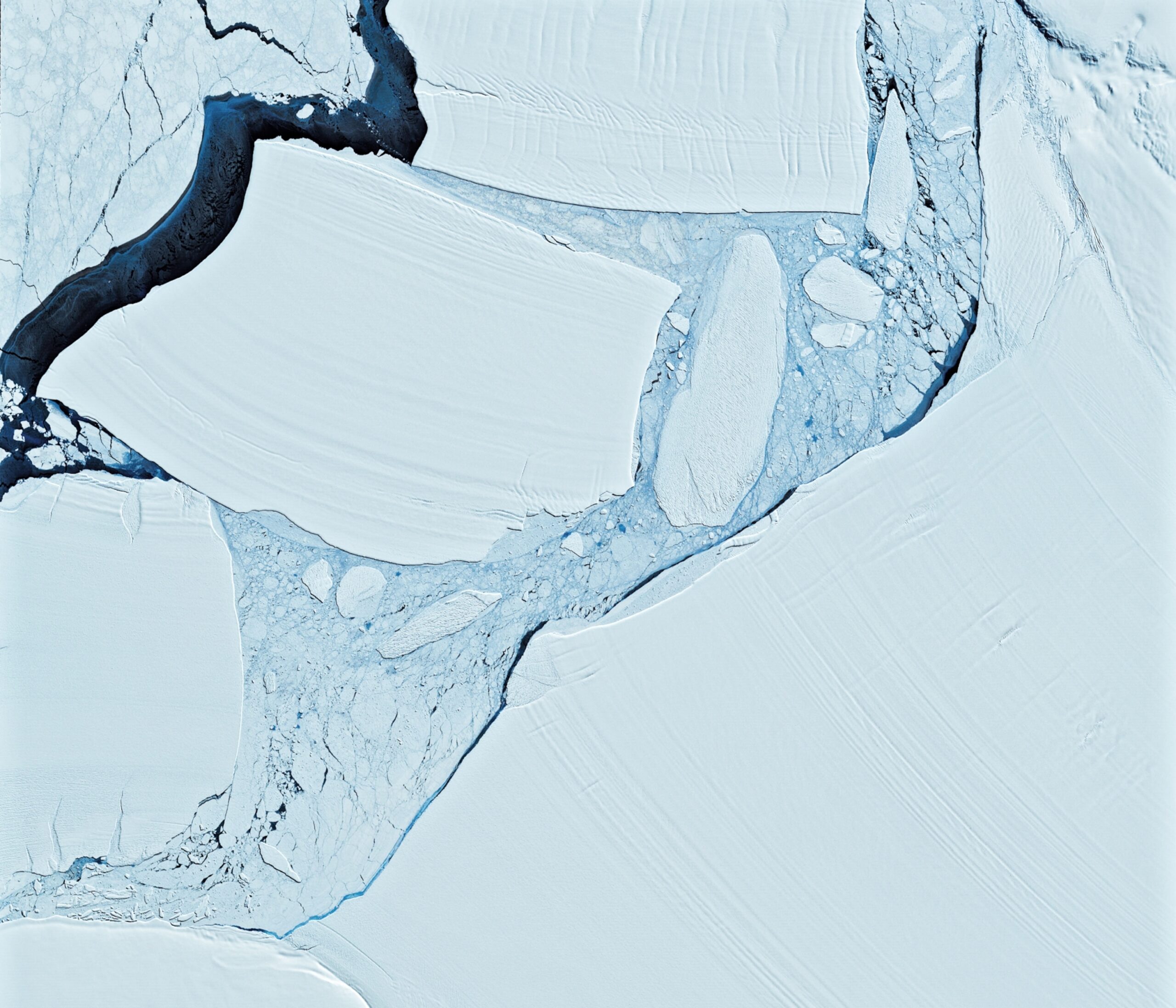 A23a maior iceberg do mundo que percorreu o oceano por 40 anos, girou no mar e terminou reduzido a fragmentos na Antártida 1 A23a maior iceberg do mundo que percorreu o oceano por 40 anos, girou no mar e terminou reduzido a fragmentos na Antártida
