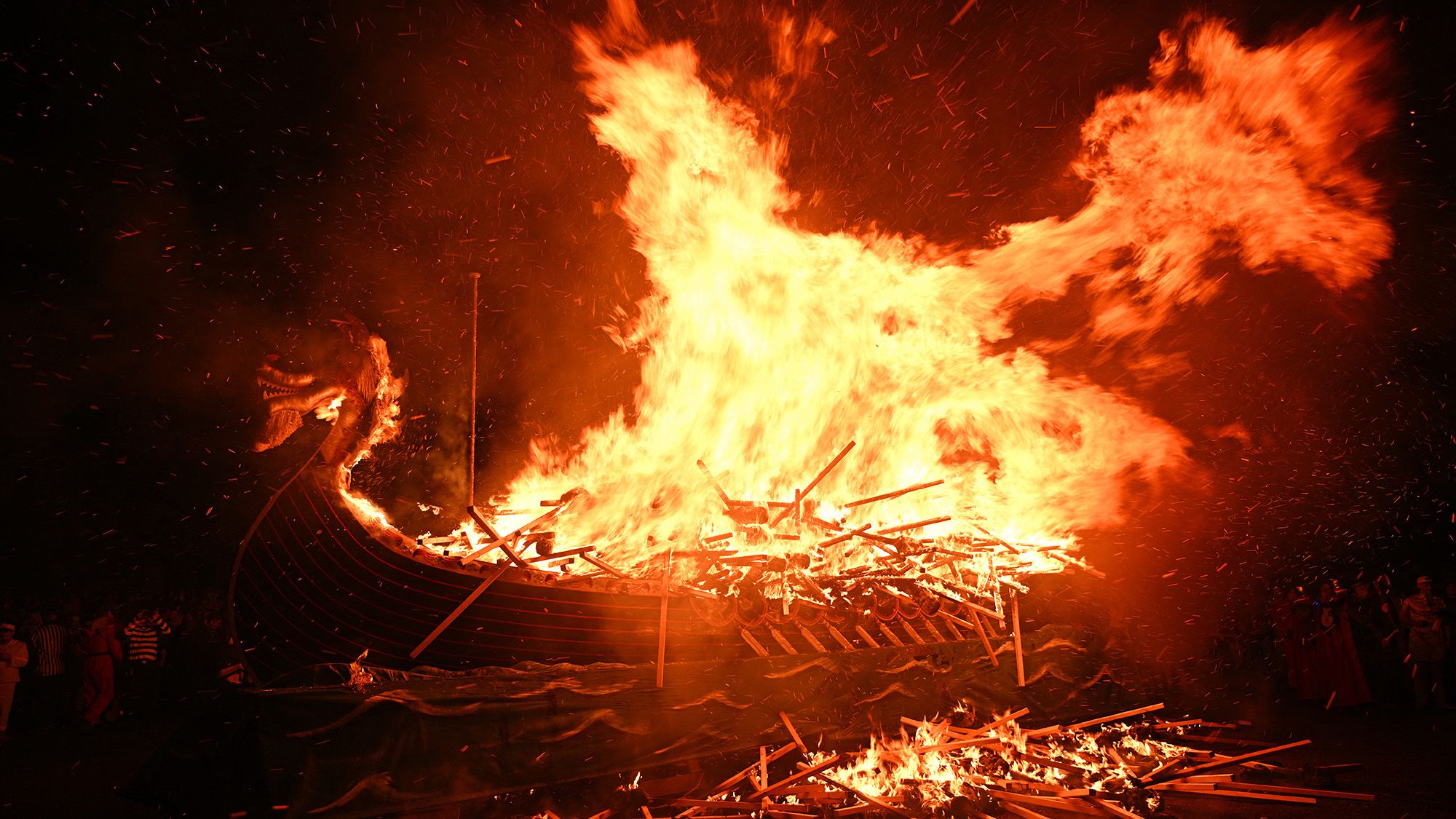 Vikings queimavam barcos funerários, mas a famosa flecha em chamas pode ser invenção do cinema 1 Vikings queimavam barcos funerários, mas a famosa flecha em chamas pode ser invenção do cinema