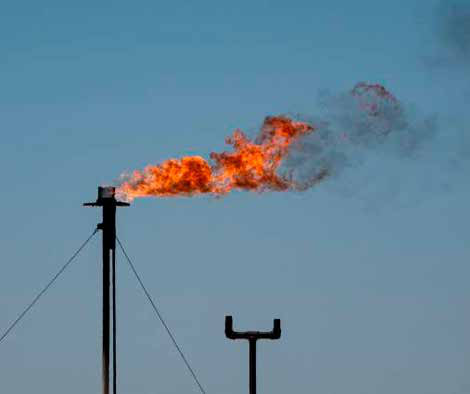 O gás natural nunca foi limpo e a indústria sabia disso há mais de 50 anos 1 Queima de gás (flaring) no oeste do Texas. A tocha que a publicidade transformou em símbolo de energia limpa despeja metano e poluentes no ar.