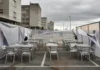 Plásticos que protegem clientes da chuva e do vento serão proibidos nos terraços de bares; comerciantes reclamam de regra em cidade da França