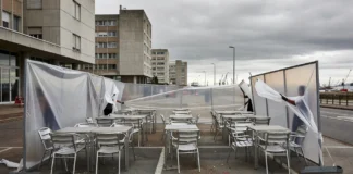 Plásticos que protegem clientes da chuva e do vento serão proibidos nos terraços de bares; comerciantes reclamam de regra em cidade da França