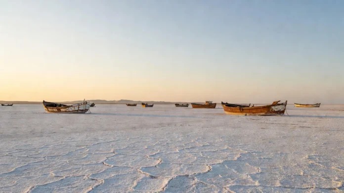 mar-de-aral-barcos-abandonados-deserto-salino-restauracao