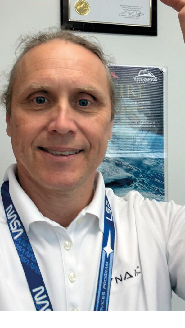 Perda invisível de calor: os polos da Terra estão mudando rapidamente 4 Brian Drouin, cientista de pesquisa sênior, agradecendo o prêmio da NASA para a equipe PREFIRE, concedido “pela conquista coletiva no desenvolvimento da missão e do sistema de voo PREFIRE, permitindo à NASA reduzir a incerteza na compreensão dos fluxos e processos de energia polar”.