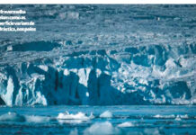 Perda invisível de calor: os polos da Terra estão mudando rapidamente Parede de gelo azulado de uma geleira polar diante do mar