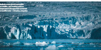 Perda invisível de calor: os polos da Terra estão mudando rapidamente Parede de gelo azulado de uma geleira polar diante do mar