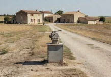 A seca aperta a rede de três cidades e o Estado libera poço novo por seis meses para 1.200 moradores, em um vilarejo na França