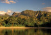 Eficácia da conservação de sete reservas da biosfera na Amazônia Ocidental Serra coberta de floresta refletida no rio, na Reserva da Biosfera Beni, na Bolívia