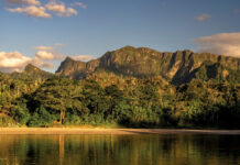 Eficácia da conservação de sete reservas da biosfera na Amazônia Ocidental Serra coberta de floresta refletida no rio, na Reserva da Biosfera Beni, na Bolívia