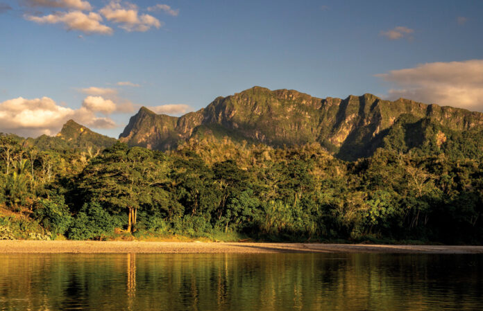 Eficácia da conservação de sete reservas da biosfera na Amazônia Ocidental Serra coberta de floresta refletida no rio, na Reserva da Biosfera Beni, na Bolívia