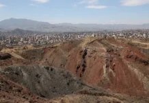 Retiraram pedra do morro durante décadas e casas ficaram na linha de risco; agora moradores temem o que pode acontecer quando chegam as chuvas