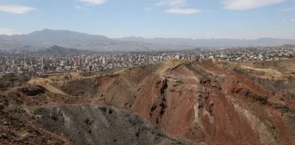Retiraram pedra do morro durante décadas e casas ficaram na linha de risco; agora moradores temem o que pode acontecer quando chegam as chuvas