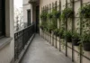 Vasos estão saindo do chão das varandas em 2026: nova tendência coloca plantas nas paredes e corrimãos para liberar espaço em apartamentos pequenos