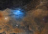 Um tubarão de poeira no céu vence o prêmio de astrofotografia Nebulosa escura LDN 1235, a Nebulosa do Tubarão, em tons de laranja e azul