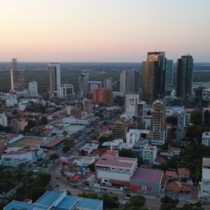 Aquecimento acelera em ondas e atinge cada região em um tempo Santa Cruz de la Sierra, no leste da Bolívia, região onde o estudo detectou a única aceleração do aquecimento na América do Sul