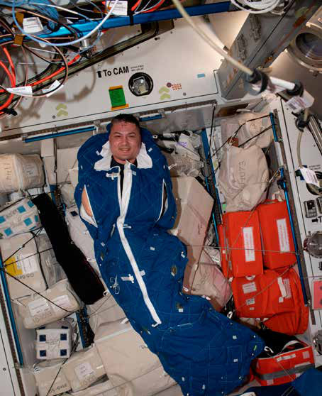 O que os astronautas ensinam sobre o sono na Terra 1 O astronauta Kjell Lindgren, da NASA, dentro do saco de dormir da tripulação a bordo da Estação Espacial Internacional, em setembro de 2022.