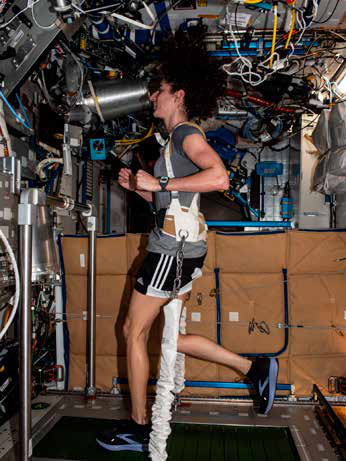 O que os astronautas ensinam sobre o sono na Terra 3 A astronauta Jasmin Moghbeli corre na esteira da Estação Espacial Internacional em fevereiro de 2024. No pulso esquerdo, usa um actígrafo, aparelho que registra o sono e outros sinais do corpo.