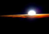 O que os astronautas ensinam sobre o sono na Terra Nascer do sol visto da Estação Espacial Internacional, com a curva da Terra iluminada em laranja sobre o espaço escuro