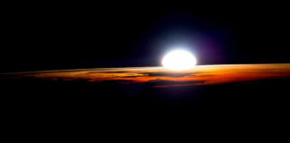 O que os astronautas ensinam sobre o sono na Terra Nascer do sol visto da Estação Espacial Internacional, com a curva da Terra iluminada em laranja sobre o espaço escuro