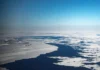 Gelo polar recua, aquece o oceano e ameaça pinguins enquanto Ártico perde área equivalente à Espanha Gelo polar recua, aquece o oceano e ameaça pinguins enquanto Ártico perde área equivalente à Espanha
