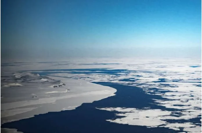 Gelo polar recua, aquece o oceano e ameaça pinguins enquanto Ártico perde área equivalente à Espanha Gelo polar recua, aquece o oceano e ameaça pinguins enquanto Ártico perde área equivalente à Espanha