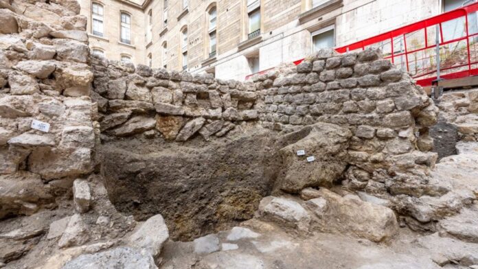 Parede queimada de 2 mil anos sob hospital em Paris pode revelar onde ficava a antiga Lutécia