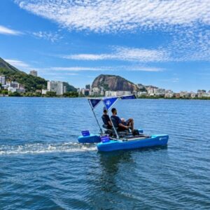 Bicicletas aquáticas recolhem lixo na Lagoa do Rio, monitoram a água e transformam passeio em ação ambiental Bicicletas aquáticas recolhem lixo na Lagoa do Rio, monitoram a água e transformam passeio em ação ambiental