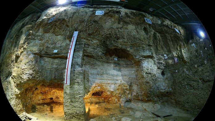 A madeira apodreceu, mas o molde ficou na pedra: neandertais da Espanha fizeram uma clava sem paralelo conhecido na pré-história A madeira apodreceu, mas o molde ficou na pedra: neandertais da Espanha fizeram uma clava sem paralelo conhecido na pré-história
