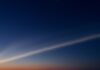 Água-viva gigante e brilhante cruza o céu antes do amanhecer nos EUA e assusta moradores; era o rastro de um foguete iluminado pelo sol que ainda não tinha nascido Água-viva gigante e brilhante cruza o céu antes do amanhecer nos EUA e assusta moradores; era o rastro de um foguete iluminado pelo sol que ainda não tinha nascido