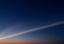 Água-viva gigante e brilhante cruza o céu antes do amanhecer nos EUA e assusta moradores; era o rastro de um foguete iluminado pelo sol que ainda não tinha nascido Água-viva gigante e brilhante cruza o céu antes do amanhecer nos EUA e assusta moradores; era o rastro de um foguete iluminado pelo sol que ainda não tinha nascido
