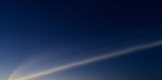 Água-viva gigante e brilhante cruza o céu antes do amanhecer nos EUA e assusta moradores; era o rastro de um foguete iluminado pelo sol que ainda não tinha nascido Água-viva gigante e brilhante cruza o céu antes do amanhecer nos EUA e assusta moradores; era o rastro de um foguete iluminado pelo sol que ainda não tinha nascido