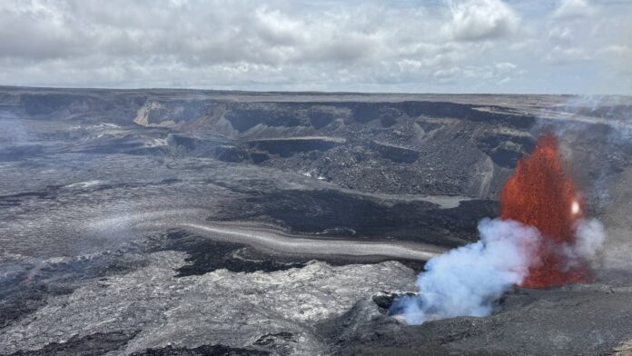 Vulcão do Havaí já lançou 54 chafarizes de lava, alguns de 457 metros de altura, desde o fim de 2024; cientistas começam a entender o que dispara o espetáculo Vulcão do Havaí já lançou 54 chafarizes de lava, alguns de 457 metros de altura, desde o fim de 2024; cientistas começam a entender o que dispara o espetáculo