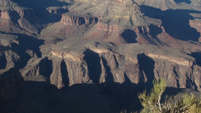 Um bilhão de anos de rochas sumiu do Grand Canyon; o culpado pode ter sido um penhasco de 2 km de altura que cruzava a América do Norte Um bilhão de anos de rochas sumiu do Grand Canyon; o culpado pode ter sido um penhasco de 2 km de altura que cruzava a América do Norte