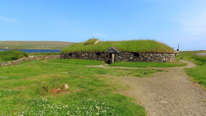 Ossos escondidos sob pisos e em poços de casas vikings revelam violência cotidiana: um homem sobreviveu a três golpes na cabeça antes de morrer Ossos escondidos sob pisos e em poços de casas vikings revelam violência cotidiana: um homem sobreviveu a três golpes na cabeça antes de morrer
