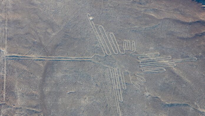 Quatro múmias sentadas, com as mãos no rosto, ficaram mais de mil anos intactas ao lado de um templo no Peru e podem reescrever a conquista dos Nasca Quatro múmias sentadas, com as mãos no rosto, ficaram mais de mil anos intactas ao lado de um templo no Peru e podem reescrever a conquista dos Nasca