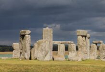 A pedra de 6 toneladas no coração de Stonehenge veio da Escócia, a 700 km; nova hipótese diz que uma geleira fez parte da viagem antes dos humanos A pedra de 6 toneladas no coração de Stonehenge veio da Escócia, a 700 km; nova hipótese diz que uma geleira fez parte da viagem antes dos humanos