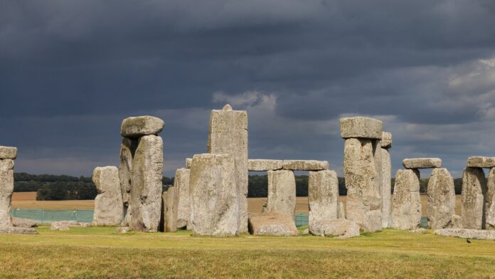 A pedra de 6 toneladas no coração de Stonehenge veio da Escócia, a 700 km; nova hipótese diz que uma geleira fez parte da viagem antes dos humanos A pedra de 6 toneladas no coração de Stonehenge veio da Escócia, a 700 km; nova hipótese diz que uma geleira fez parte da viagem antes dos humanos