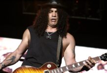 Guitarrista do Guns N' Roses vira nome de cobra: espécie nova da Nova Guiné foi batizada de Lielaphis slashi, em homenagem a Slash Guitarrista do Guns N' Roses vira nome de cobra: espécie nova da Nova Guiné foi batizada de Lielaphis slashi, em homenagem a Slash