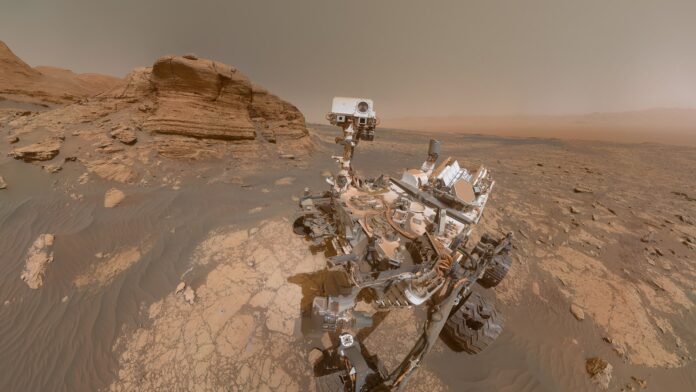 Curiosity completa 5 mil dias em Marte e manda um cartão-postal: o rover que deveria durar dois anos segue escalando uma montanha de 5 km Curiosity completa 5 mil dias em Marte e manda um cartão-postal: o rover que deveria durar dois anos segue escalando uma montanha de 5 km