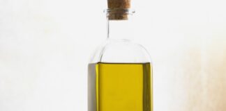 Comer azeite antes do carboidrato reduziu o pico de açúcar no sangue em experimento, e cientistas japoneses descobriram por que a ordem da comida importa Comer azeite antes do carboidrato reduziu o pico de açúcar no sangue em experimento, e cientistas japoneses descobriram por que a ordem da comida importa