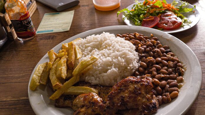 Duas pessoas comendo a mesma quantidade de calorias podem absorver valores diferentes: dieta rica em fibras fez o corpo aproveitar 116 calorias a menos por dia Duas pessoas comendo a mesma quantidade de calorias podem absorver valores diferentes: dieta rica em fibras fez o corpo aproveitar 116 calorias a menos por dia