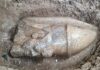 Morador do Delta do Nilo acha bloco e revela cabeça colossal de Ramsés II de uma estátua que teria 8,5 metros Morador do Delta do Nilo acha bloco e revela cabeça colossal de Ramsés II de uma estátua que teria 8,5 metros