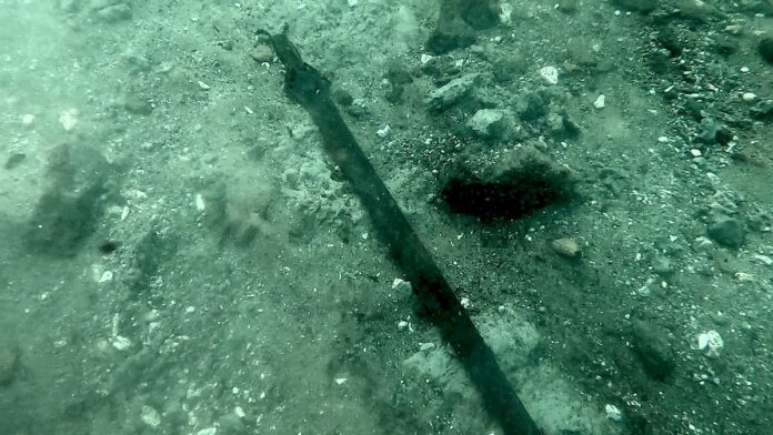 Espada de mais de 3 mil anos sai do fundo de um lago na Itália com a lâmina ainda afiada, ao lado de uma vila de palafitas submersa Espada de mais de 3 mil anos sai do fundo de um lago na Itália com a lâmina ainda afiada, ao lado de uma vila de palafitas submersa