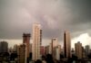 Por que chove à tarde em Belém? Linhas de tempestade nascem na costa com a brisa do mar e avançam floresta adentro a 50 km/h Por que chove à tarde em Belém? Linhas de tempestade nascem na costa com a brisa do mar e avançam floresta adentro a 50 km/h