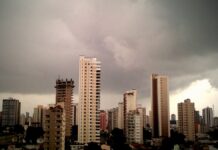 Por que chove à tarde em Belém? Linhas de tempestade nascem na costa com a brisa do mar e avançam floresta adentro a 50 km/h Por que chove à tarde em Belém? Linhas de tempestade nascem na costa com a brisa do mar e avançam floresta adentro a 50 km/h