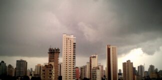 Por que chove à tarde em Belém? Linhas de tempestade nascem na costa com a brisa do mar e avançam floresta adentro a 50 km/h Por que chove à tarde em Belém? Linhas de tempestade nascem na costa com a brisa do mar e avançam floresta adentro a 50 km/h