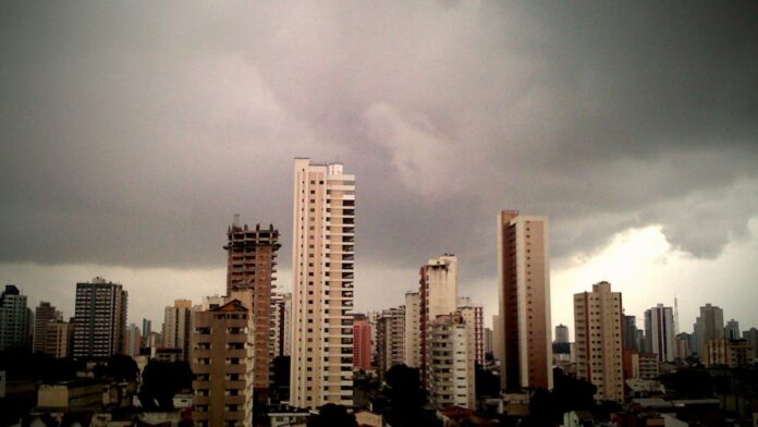 Por que chove à tarde em Belém? Linhas de tempestade nascem na costa com a brisa do mar e avançam floresta adentro a 50 km/h Por que chove à tarde em Belém? Linhas de tempestade nascem na costa com a brisa do mar e avançam floresta adentro a 50 km/h